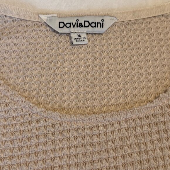 NEW MEDIUM Davi & Dani Thermal Flower Patchwork Appliqué Balloon Sleeve Top - Picture 3 of 10